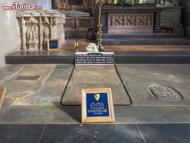 Immagine La tomba di William Shakespeare a Stratford-upon-Avon, Inghilterra - Collocato nello stesso edificio religioso in cui il drammaturgo fu battezzato, il monumento funerario a Shakespeare si trova sulla parete nord del presbiterio. Realizzato da Gerard Johnson, è caratterizzato da un busto del poeta che tiene in una mano una penna d'oca e nell'altra un foglio di carta mentre le braccia sono appoggiate su un cuscino, motivo comune alle rappresentazioni dei monumenti funerari © Claudio Divizia / Shutterstock.com