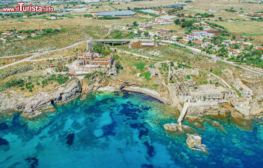 Immagine La tonnara di PortoPalo in Sicilia e sulla sinistra il Castello di Tafuri
