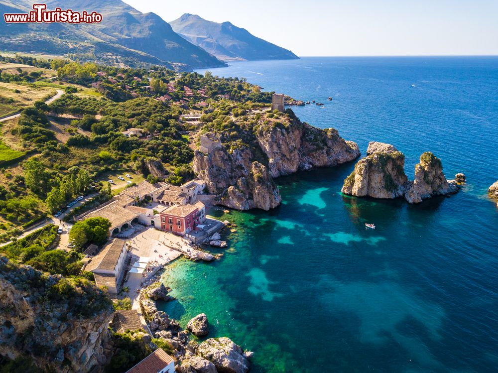 Immagine La Tonnara di Scopello, i faraglioni e la costa della Riserva Naturale dello Zingaro