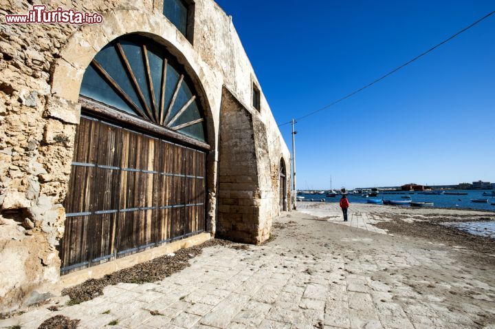 Immagine La tonnara seicentesca di Marzamemi, Sicilia - Nel 1630 la tonnara fu venduta dagli spagnoli al principe di Villadorata che migliorò e ampliò il complesso costruendo nuove abitazioni per i pescatori. L'attività fu rilevante sino alla metà degli anni '50 mentre oggi è ambita meta per i turisti © luigi nifosi / Shutterstock.com