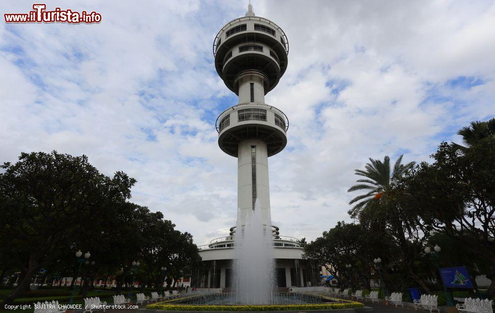 Immagine La torre Banhan Chamsai nella città di Suphan Buri (Thailandia). Sorge nel Chaloem Phatthara Rachinee Park - © SUJITRA CHAOWDEE / Shutterstock.com