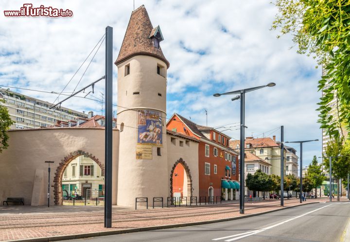 Immagine La torre Bollwerk a Mulhouse, Francia: si tratta di una vestigia delle fortificazioni cittadine - © 323233163 / Shutterstock.com