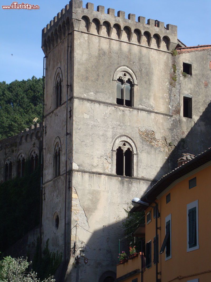Immagine La Torre Buti, il mastio di Castel Tonini in Toscana - © Sailko, CC BY-SA 3.0, Wikipedia