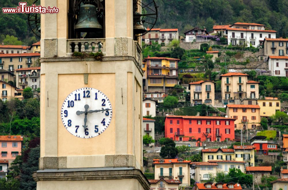 Immagine La torre campanaria con l'orologio a Cernobbio (Lago di Como), Lombardia.