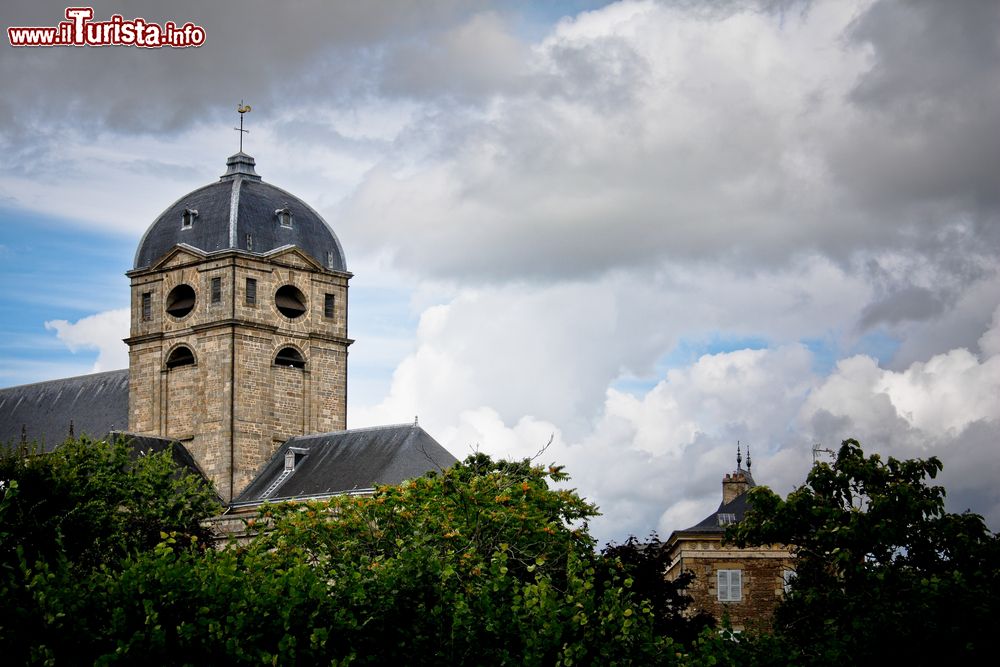 Immagine La torre campanaria della Basilica di Notre Dame di Alencon in Francia