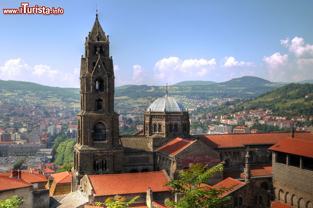 Immagine La torre campanaria della cattedrale di Notre Dame a Le Puy-en-Velay, Francia.