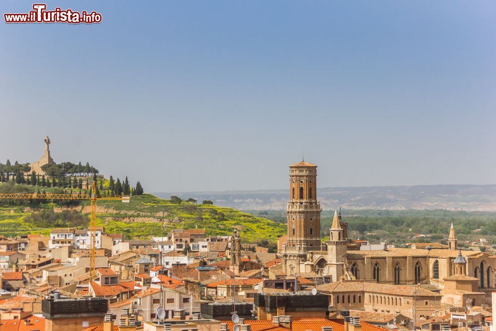 Immagine La torre campanaria della cattedrale di Tudela, Spagna. La costruzione della chiesa è iniziata nel 1180 durante il regno di Sancho VI° il Saggio.