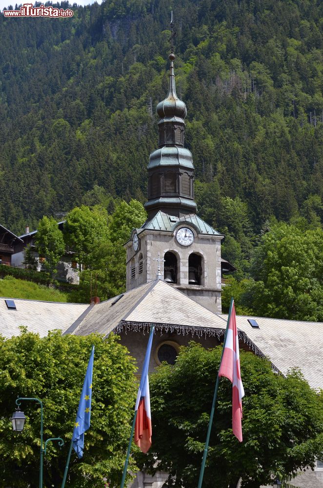 Immagine La torre campanaria della chiesa di Morzine, Alpi francesi, dipartimento dell'Alta Savoia.