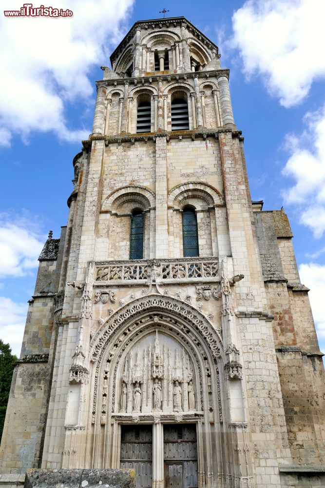 Immagine La torre campanaria della chiesa di Sainte-Radegonde a Poitiers, Francia. Costruita a partire dal X° secolo in stile romanico e gotico, dal 1962 è monumento storico nazionale.