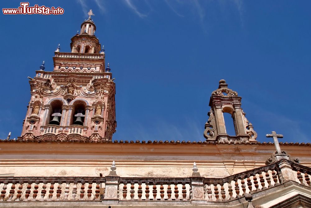 Immagine La torre campanaria della chiesa di San Bartolomeo a Jerez de los Caballeros, Spagna. Articolato in tre livelli, il campanile è sormontato da una lanterna con una piccola cupola.