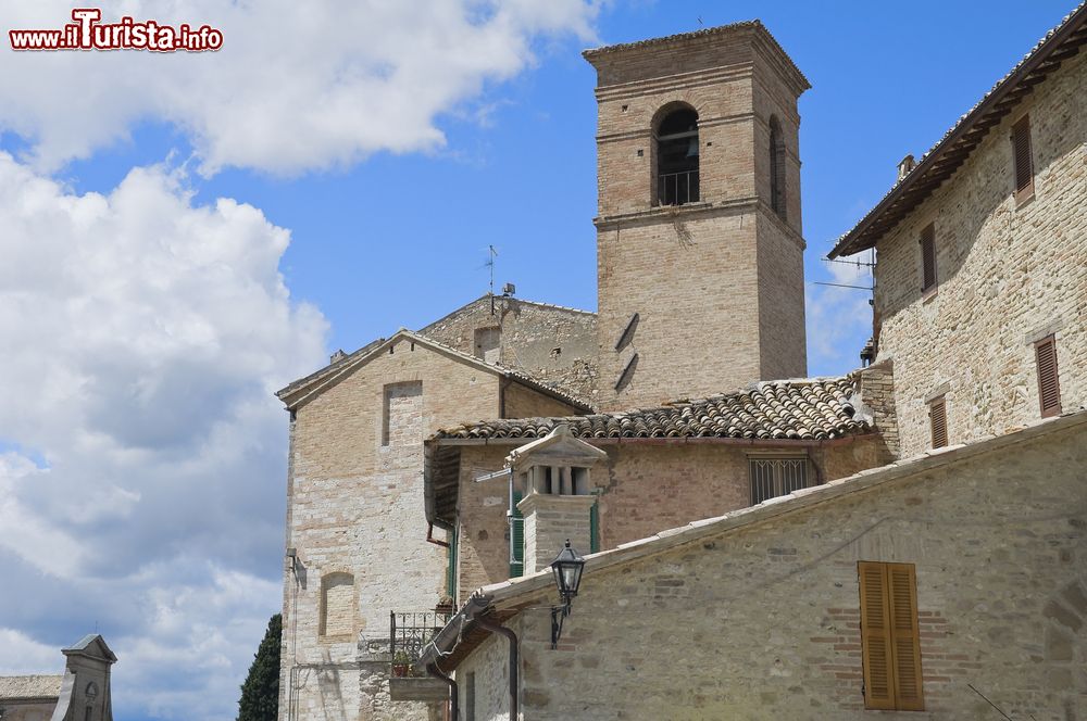 Immagine La torre campanaria della chiesa di San Bartolomeo, Montefalco, Umbria.