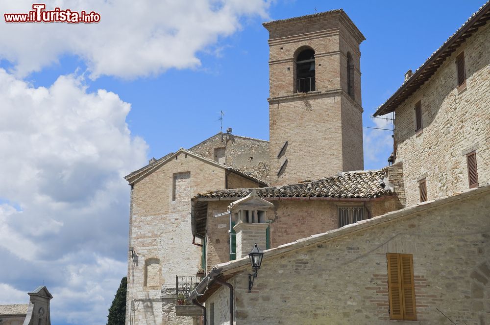 Immagine La torre campanaria della chiesa di San Bartolomeo, Montefalco, Umbria.