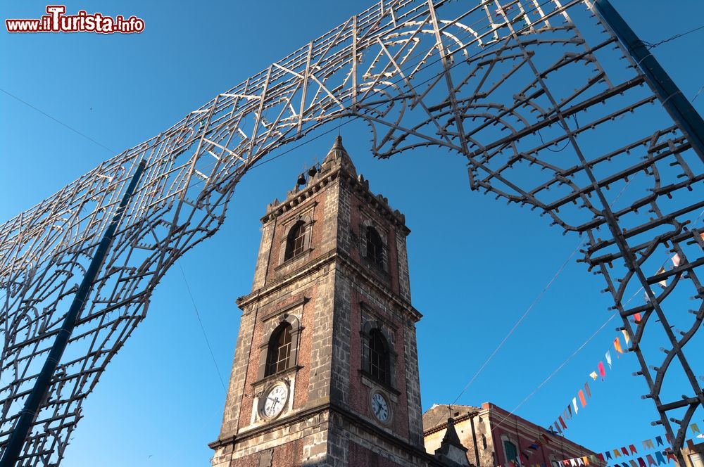 Immagine La torre campanaria della chiesa di San Pietro a Adrano, Catania, Sicilia. Questo edificio di culto venne innalzato nel XV° secolo anche se probabilmente esisteva già una prima chiesa poi riedificata. Il campanile risale al '600.