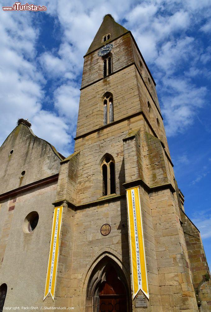 Immagine La torre campanaria della chiesa di San Pietro e San Paolo a Eguisheim, Francia - © Pack-Shot / Shutterstock.com