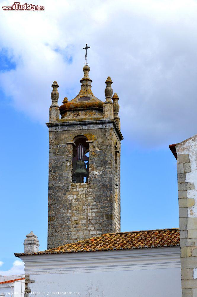 Immagine La torre campanaria della storica chiesa Matriz de Loulé, Portogallo. L'edificio religioso è noto anche come Igreja de Sao Clemente - © Peter Etchells / Shutterstock.com