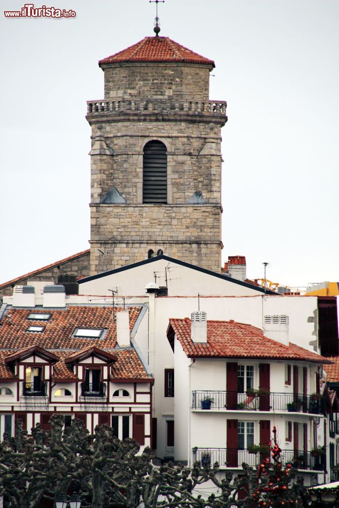 Immagine La torre campanaria di Saint-Jean-de-Luz, Nuova Aquitania, Francia. In primo piano, case a graticcio.