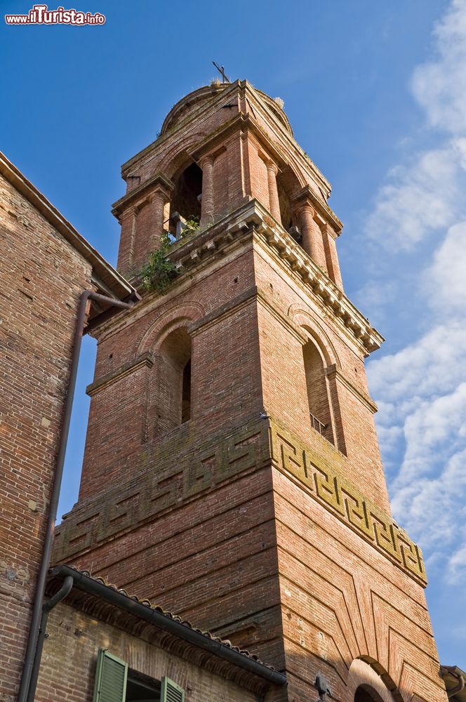 Immagine La torre campanaria di Santa Maria dei Servi a Città della Pieve, Umbria. Situata subito fuori la cinta medievale della città, vicino a Porta Romana, questa chiesa gotica ha un'unica navata con abside quadrata e volta a crociera.