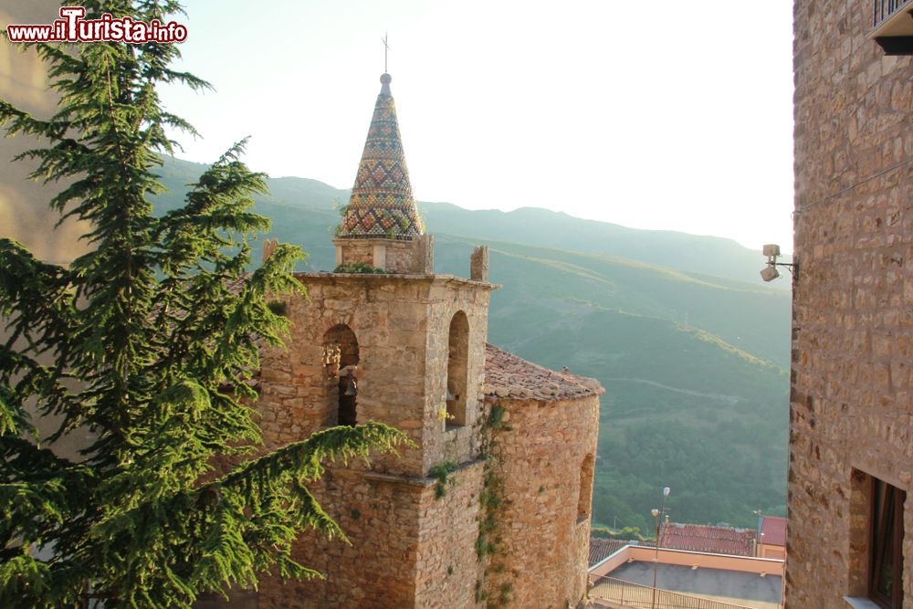 Immagine La torre campanaria di una chiesa del centro storico di Geraci Siculo in Sicilia