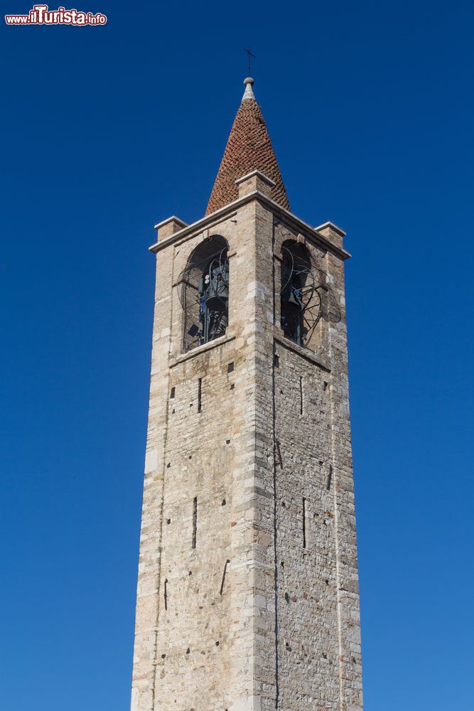 Immagine La torre campanaria di una chiesa di Bardolino, lago di Garda, Veneto.