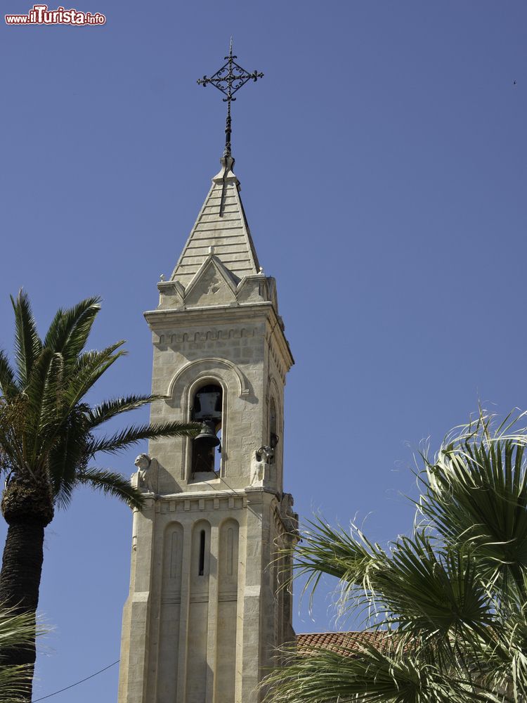 Immagine La torre campanaria di una chiesa nel villaggio di Sanary-sur-Mer, Francia.