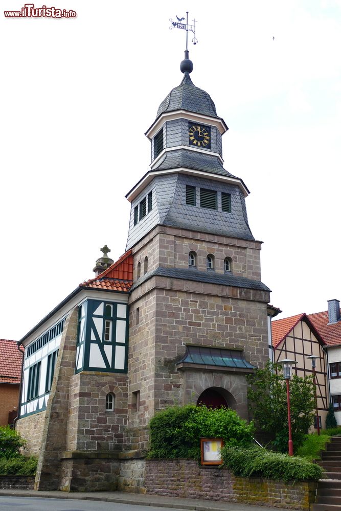 Immagine La torre campanaria di una storica chiesa a Oberweser-Arenborn nel distretto di Kassel in Assia, Germania