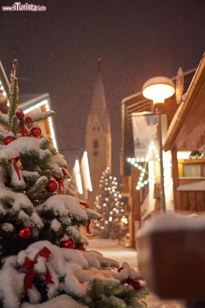 Immagine La torre campanaria nel cuore di Oberstdorf in inverno con la neve (Algovia), Germania.