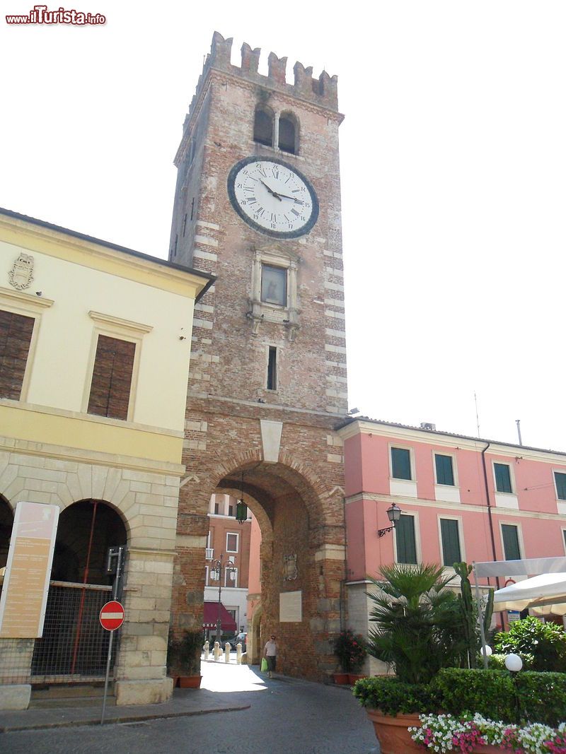 Immagine La Torre civica e Piazza Mazzini in centro a Cologna Veneta - © Ricklen -  CC BY-SA 3.0, Wikipedia