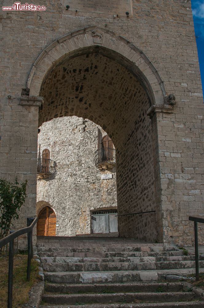 Immagine La torre con arco nel cuore medievale di Monteleone di Spoleto, in Umbria.
