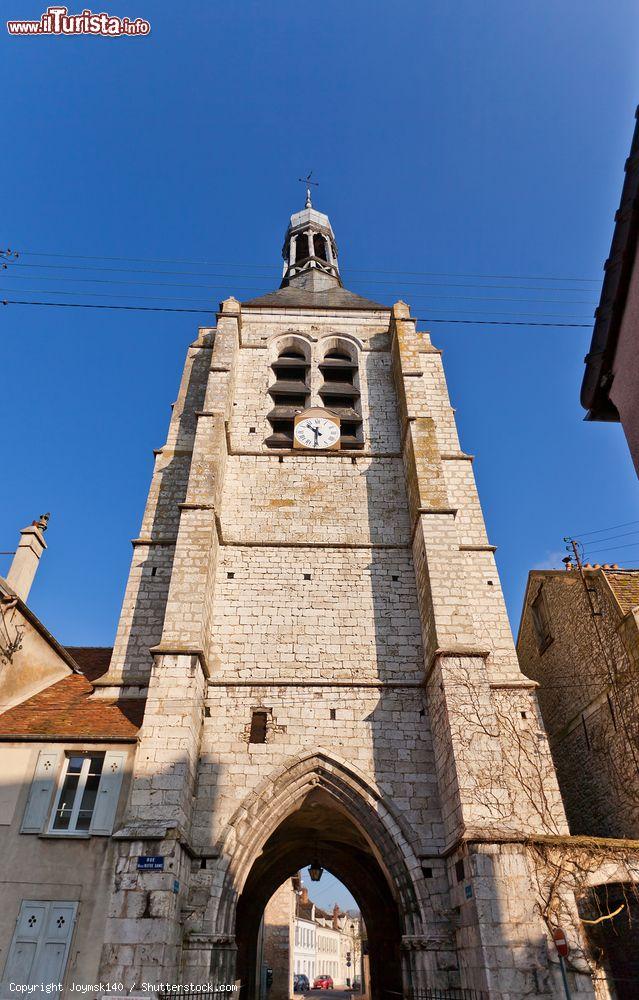 Immagine La torre con l'orologio del XVI° secolo nel centro di Provins, Francia. E' ciò che rimane della chiesa e del chiostro di Notre Dame du Val - © Joymsk140 / Shutterstock.com