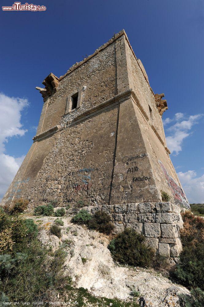 Immagine La torre costiera vicino a Manfria, siamo vicino a Gela in Sicilia. E' famosa per una antica leggenda - © luigi nifosi / Shutterstock.com