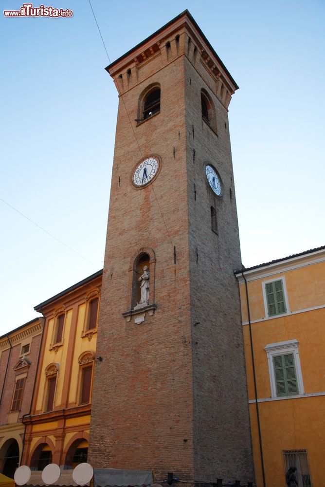 Immagine La Torre Cvica con orologio in centro a Bagnacavallo