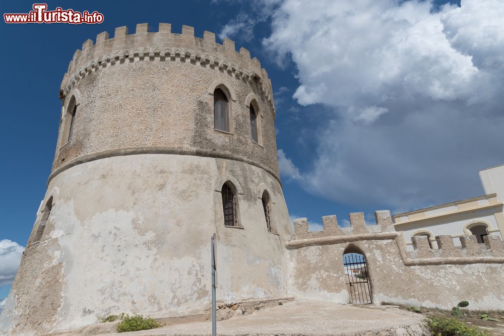Immagine La torre d'avvistamento di Torre Vado, una delle tante torre delle coste del basso Salento, costa ionica della Puglia