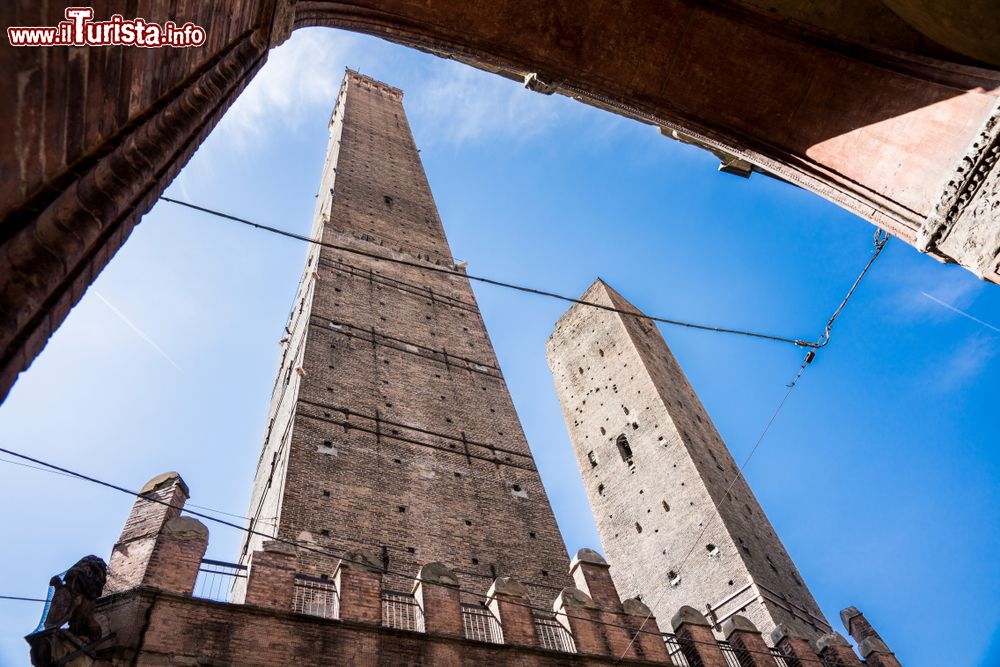 Immagine La Torre degli Asinelli e la Garisenda in Piazza di Porta Ravegnana a Bologna