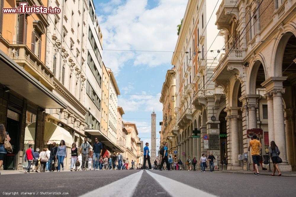 Immagine La Torre degli Asinelli vista da via Ugo Bassi, Bologna, Emilia-Romagna, in una giornata di sole - © starmaro / Shutterstock.com