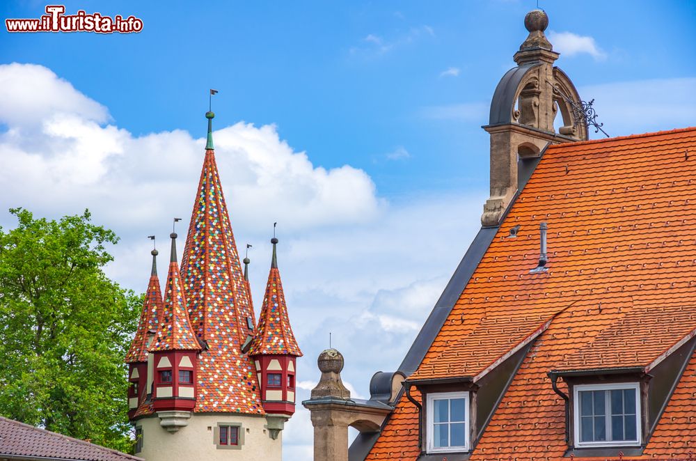 Immagine La Torre dei Ladri e il nuovo Museo d'Arte a Lindau, Germania. Quest'ultimo è ospitato nell'ex ufficio postale della cittadina.