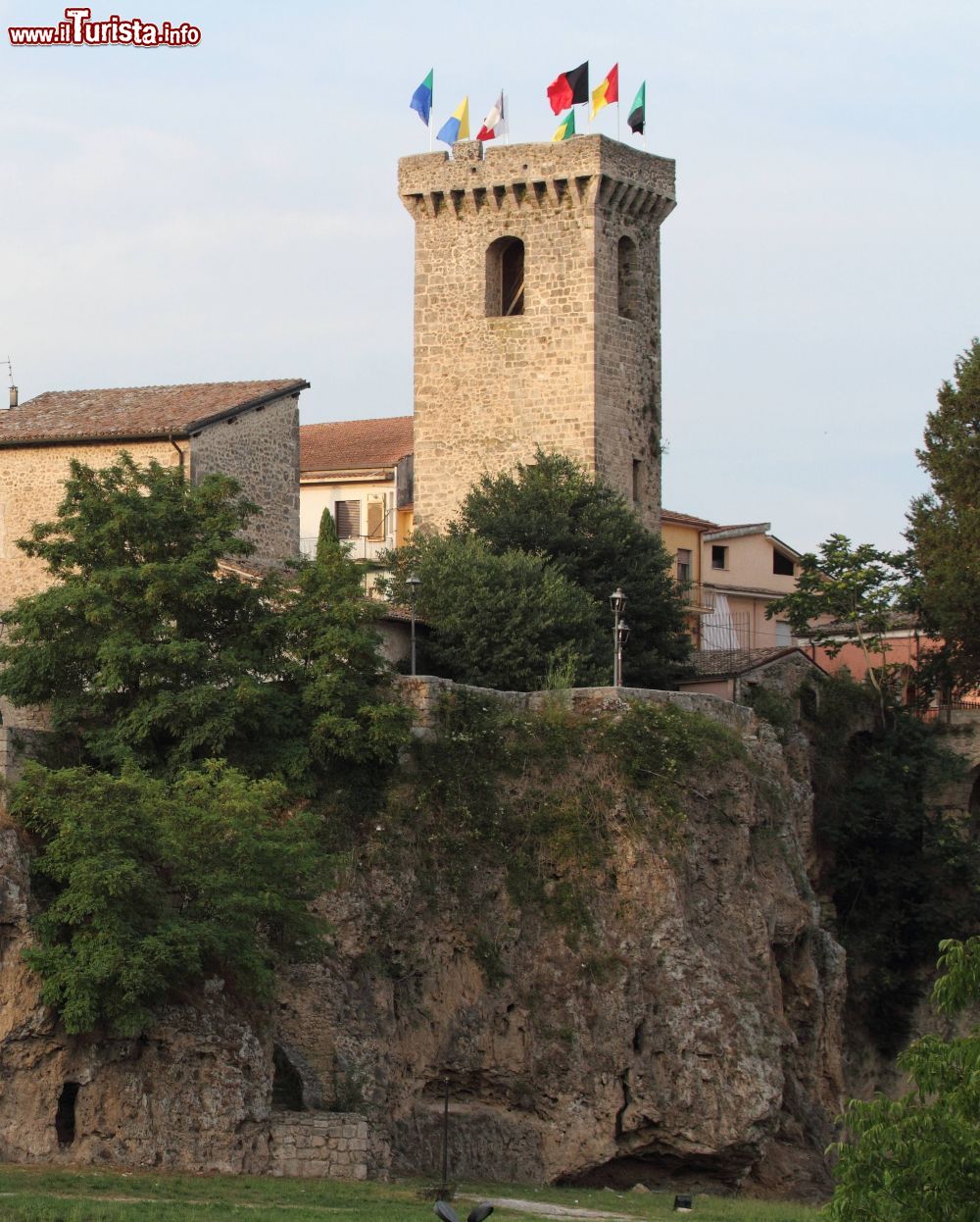 Immagine La Torre del Castello dei Conti Aquino nel Lazio. Il primo nucleo del castello dei conti di Aquino nacque su un grande sperone di roccia al centro di due laghi in un sito che fronteggiava la città romana.