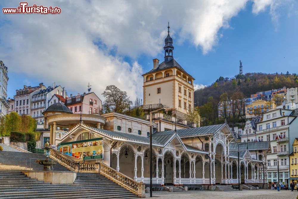 Immagine La Torre del castello e il colonnato del mercato nel centro storico di Karlovy Vary, Repubblica Ceca