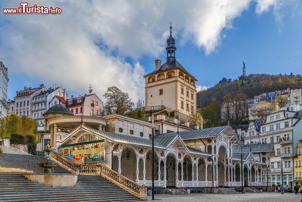 Immagine La Torre del castello e il colonnato del mercato nel centro storico di Karlovy Vary, Repubblica Ceca