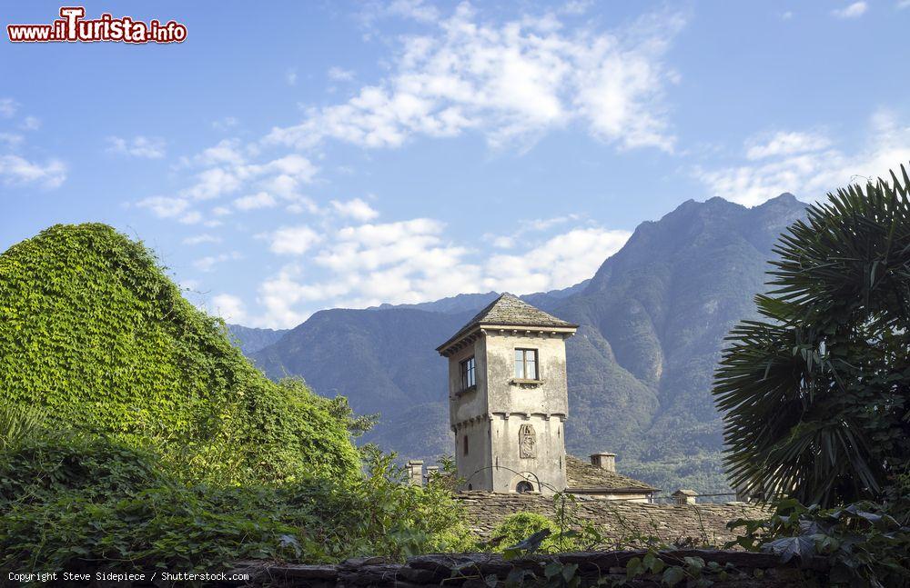Immagine La torre del castello Visconteo a Vogogna, Piemonte. Ricostruendo la storia architettonica di questa fortezza si scopre che probabilmente il nucleo originario doveva avere una torre quadrata e parte della cinta muraria in posizione più arretrata verso la montagna - © Steve Sidepiece / Shutterstock.com