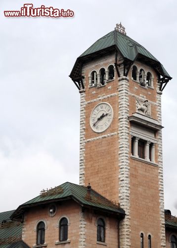 Immagine La torre del Municipio a Asiago, Veneto. Sorge in Piazza Carli ed è realizzato in marmo locale bianco e rosso con incorporata la torre con cella, colonne e tetto a cartoccio - © 237147229 / Shutterstock.com