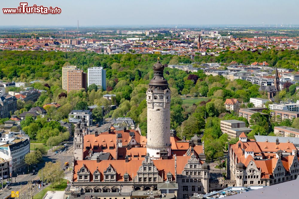 Immagine La torre del Nuovo Municipio di Lipsia, Germania, dall'alto. L'imponente costruzione del Palazzo Municipale sorge dai resti del castello di Pleissenburg, divenuto celebre per il dibattito fra Martin Lutero e Johann Eck avvenuto nel 1519.