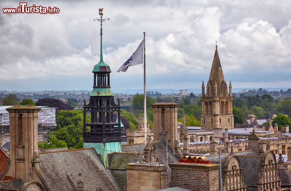 Immagine La torre del Palazzo Municipale di Oxford, Inghilterra (UK). Un suggestivo panorama dalla cima della Carfax Tower con la cattedrale di Cristo sullo sfondo.