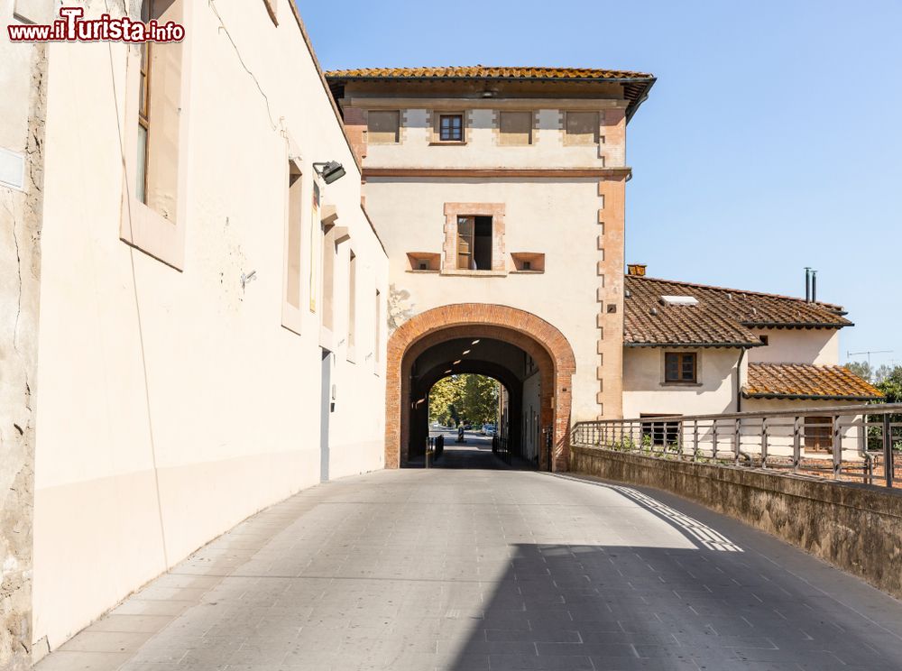 Immagine La torre del Ponte Mediceo a Cappiano di Fucecchio in Toscana