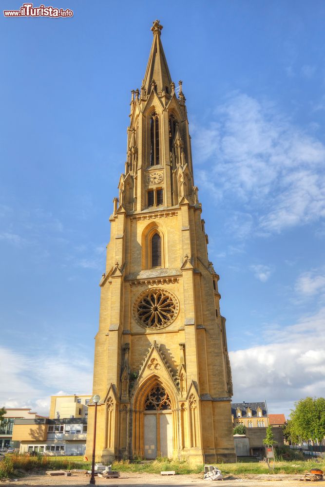 Immagine La torre del tempio evangelico Garrison di Metz, Francia: s'innalza per 97 metri di altezza.