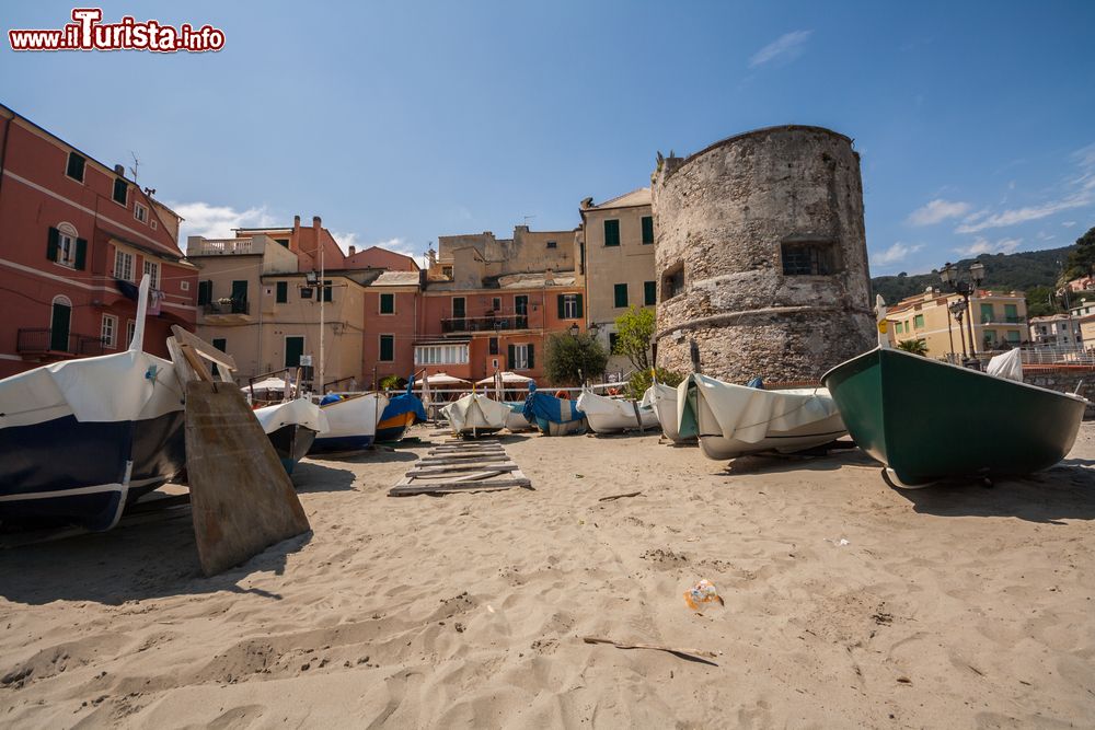 Immagine La torre del XVI° secolo e le barche da pesca ormeggiate sulla spiaggia di Laigueglia, provincia di Savona, Liguria.