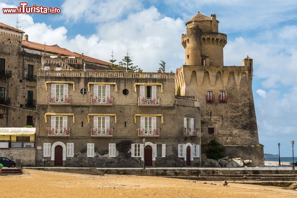 Immagine La torre dell'orologio del castello di Santa Maria Castellabate, Campania, Italia.