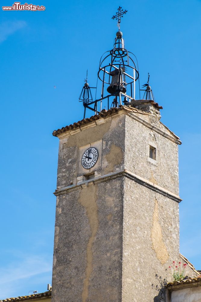 Immagine La torre dell'orologio della chiesa di Ménerbes, Francia. Da notare anche la campana sulla sommità del campanile.