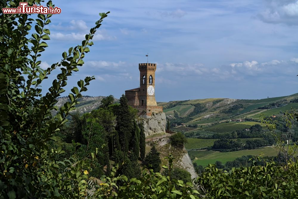 Immagine La Torre dell'Orologio di Brisighella, su una delle tre rupi di gesso del borgo