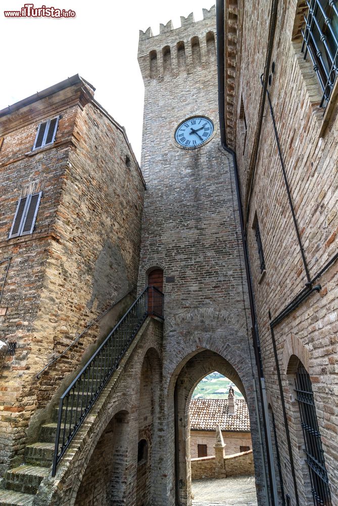 Immagine La Torre dell'Orologio in centro al borgo di Moresco nelle Marche (Italia).