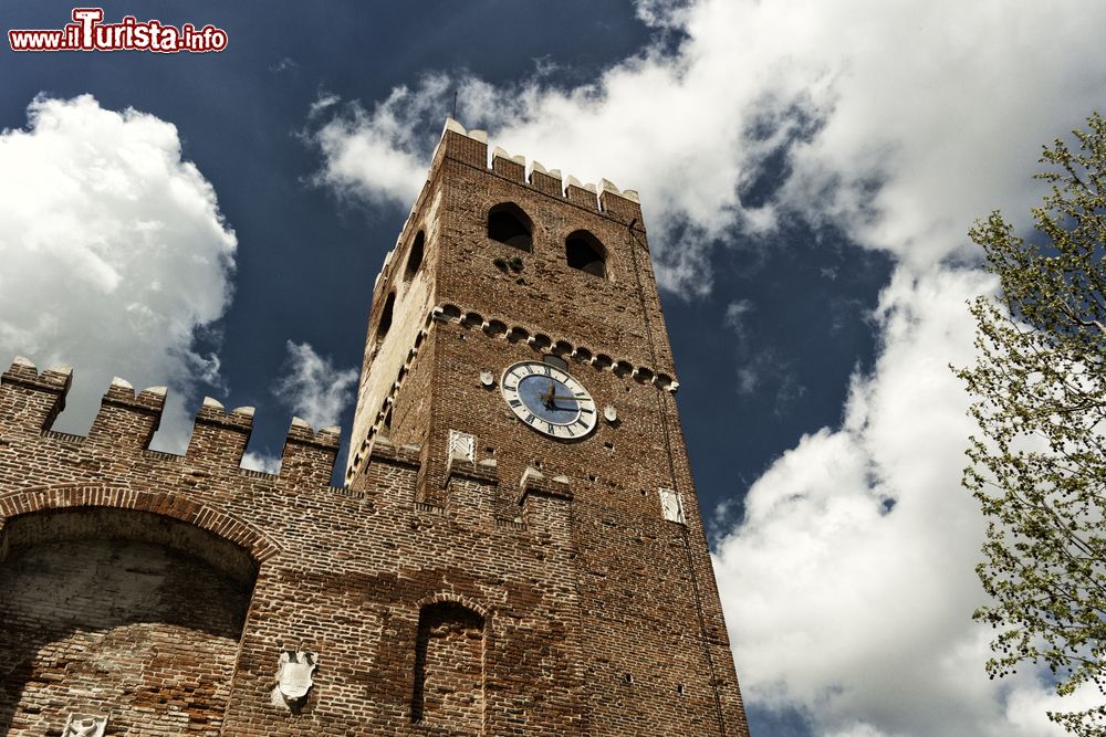 Immagine La Torre dell'Orologio la porta orintale del Castello di Noale, Veneto.